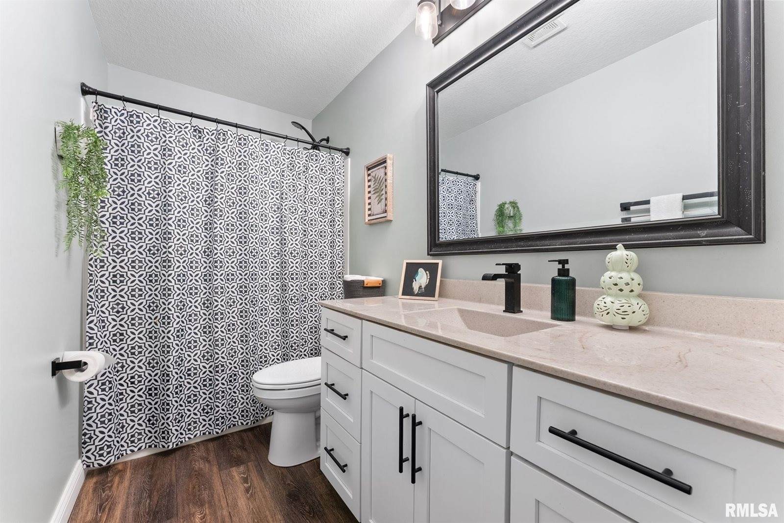 5406 Hillandale Road, Davenport, IA 52806