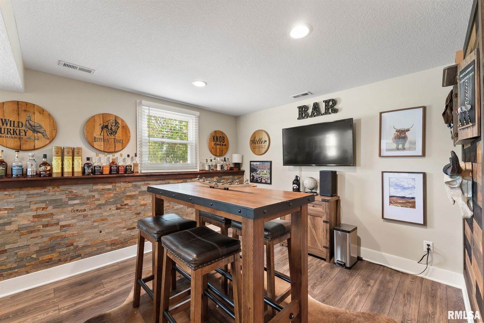 5406 Hillandale Road, Davenport, IA 52806