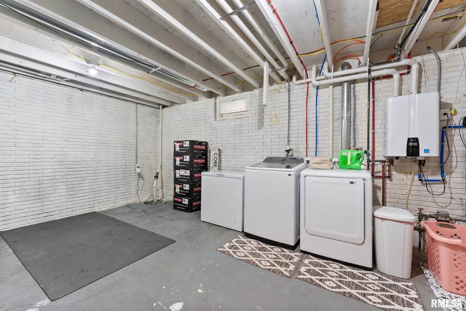 5406 Hillandale Road, Davenport, IA 52806