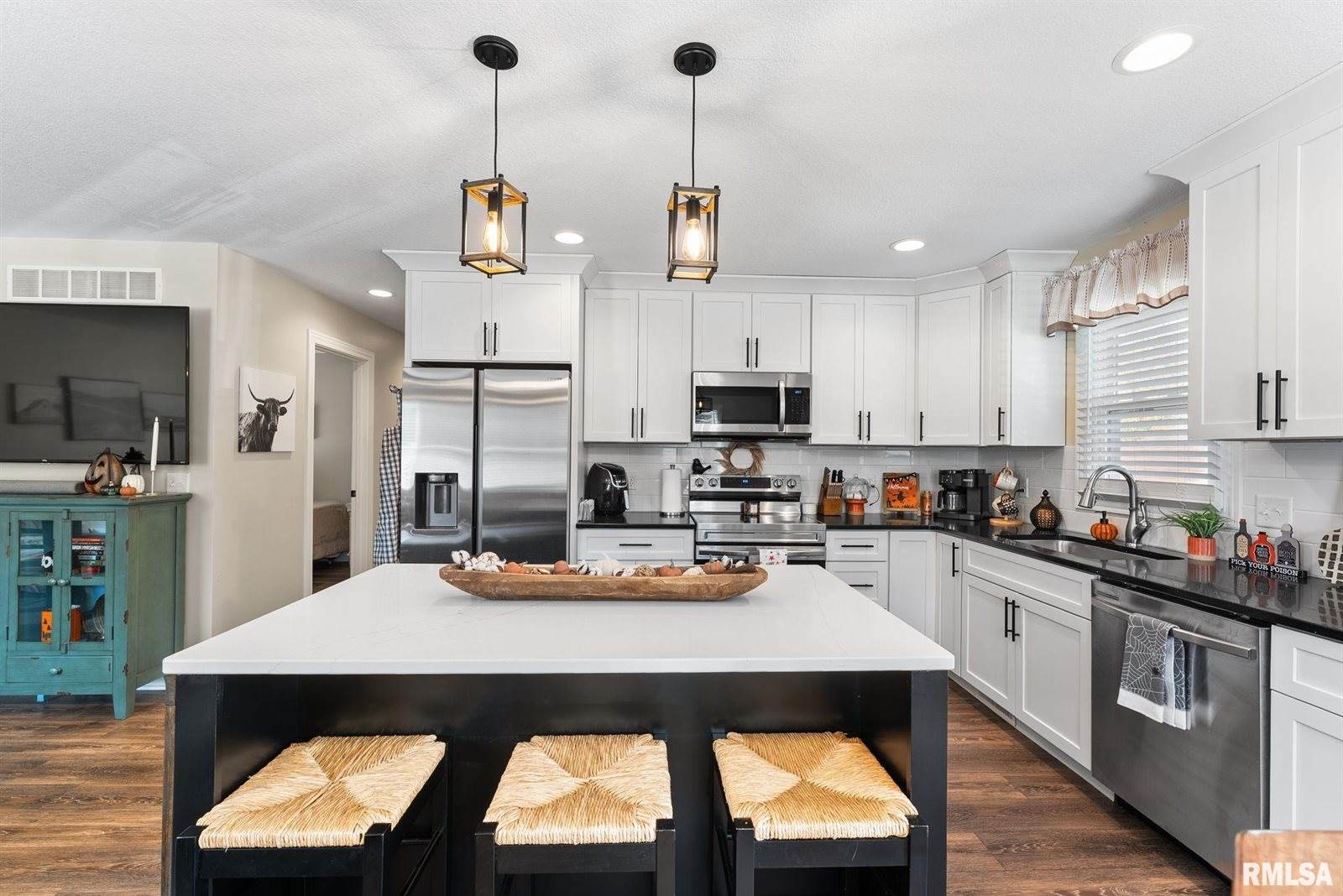 5406 Hillandale Road, Davenport, IA 52806