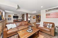 5406 Hillandale Road, Davenport, IA 52806