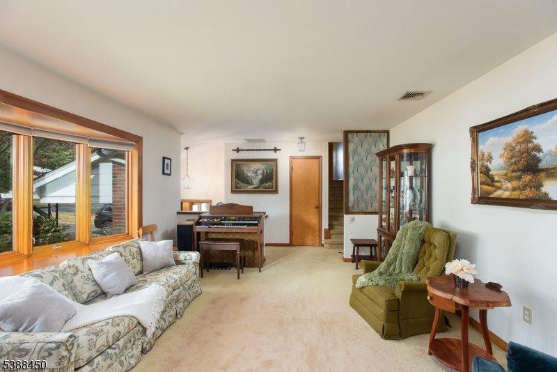 9 Renda Pl, Green Brook Township, NJ 08812