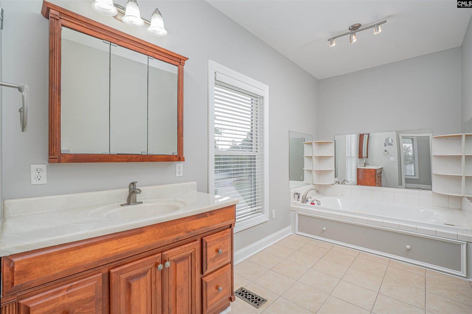 240 Jeter, Gilbert, SC 29054