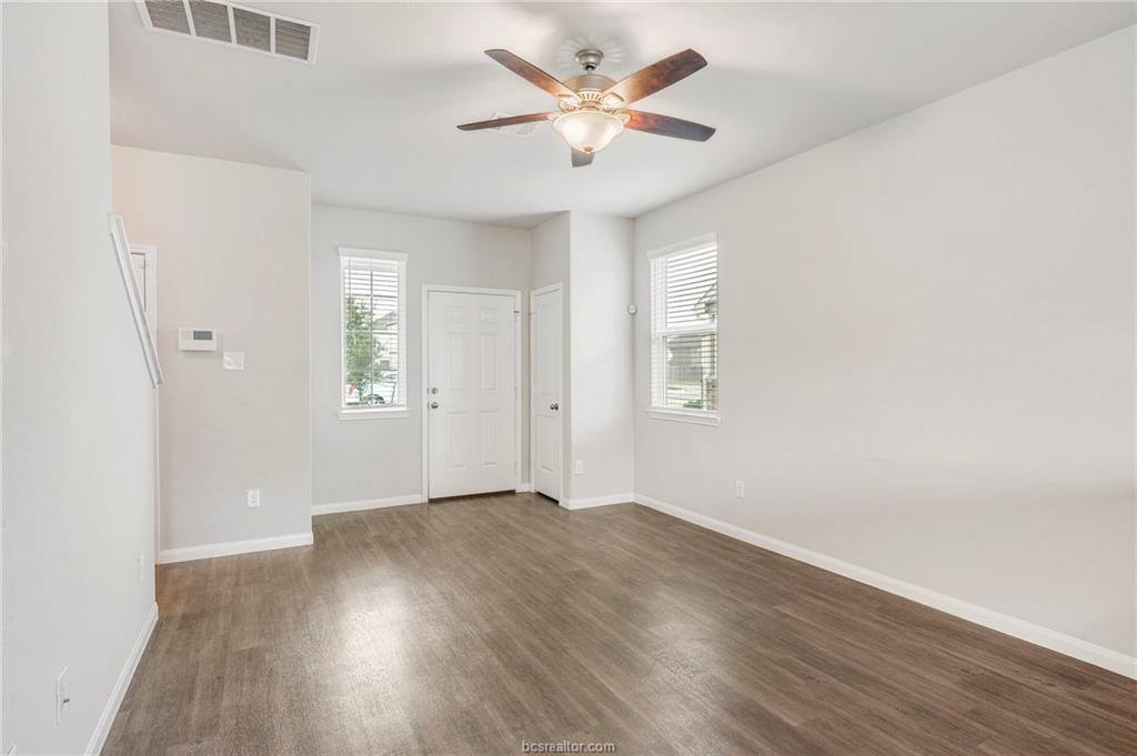 994 Crossing Drive, Bryan, TX 77803