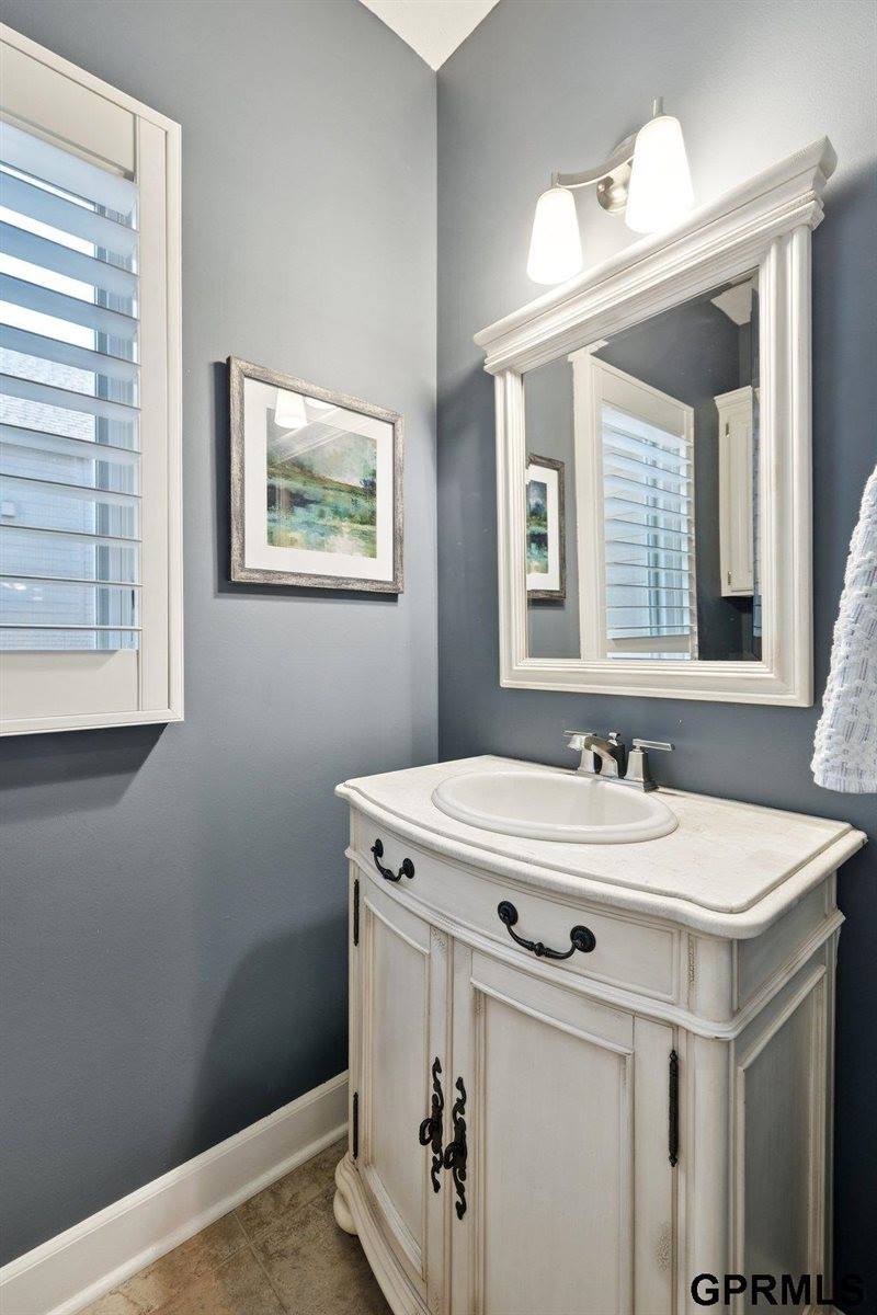 19264 Woolworth Avenue, Omaha, NE 68130