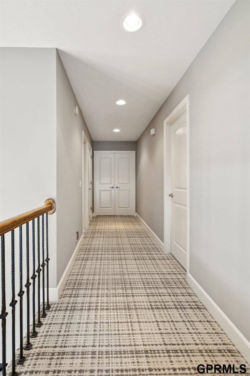 19264 Woolworth Avenue, Omaha, NE 68130