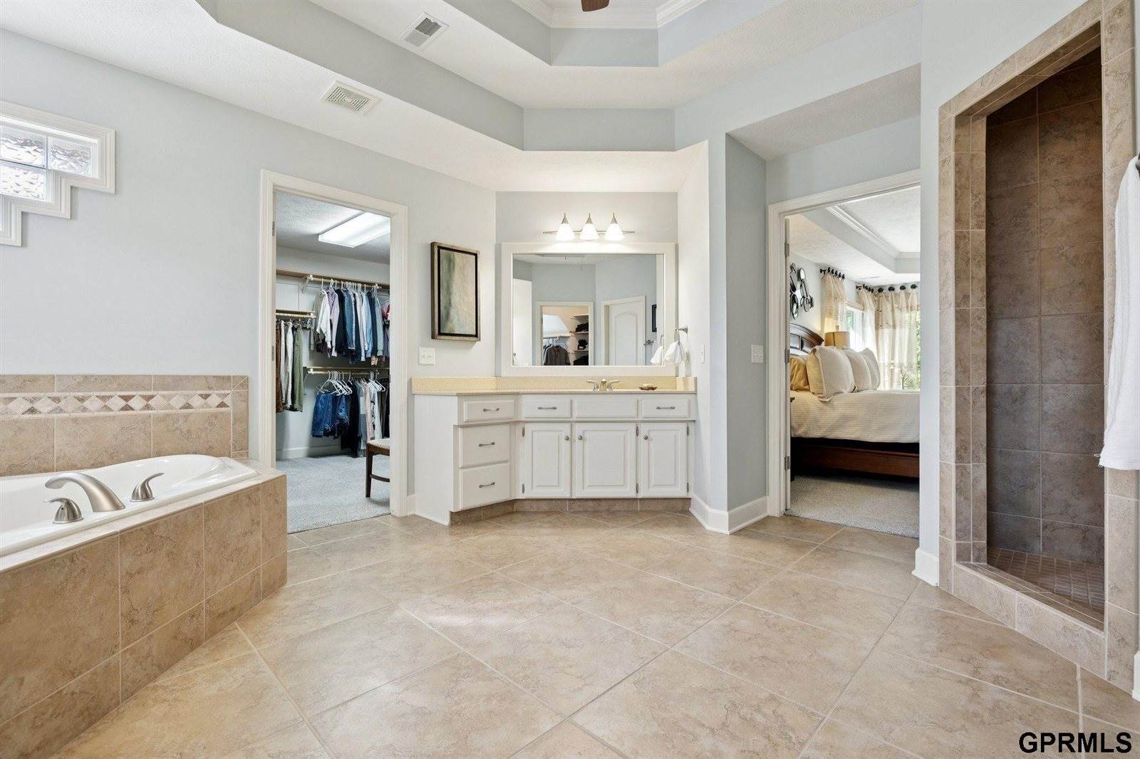 19264 Woolworth Avenue, Omaha, NE 68130