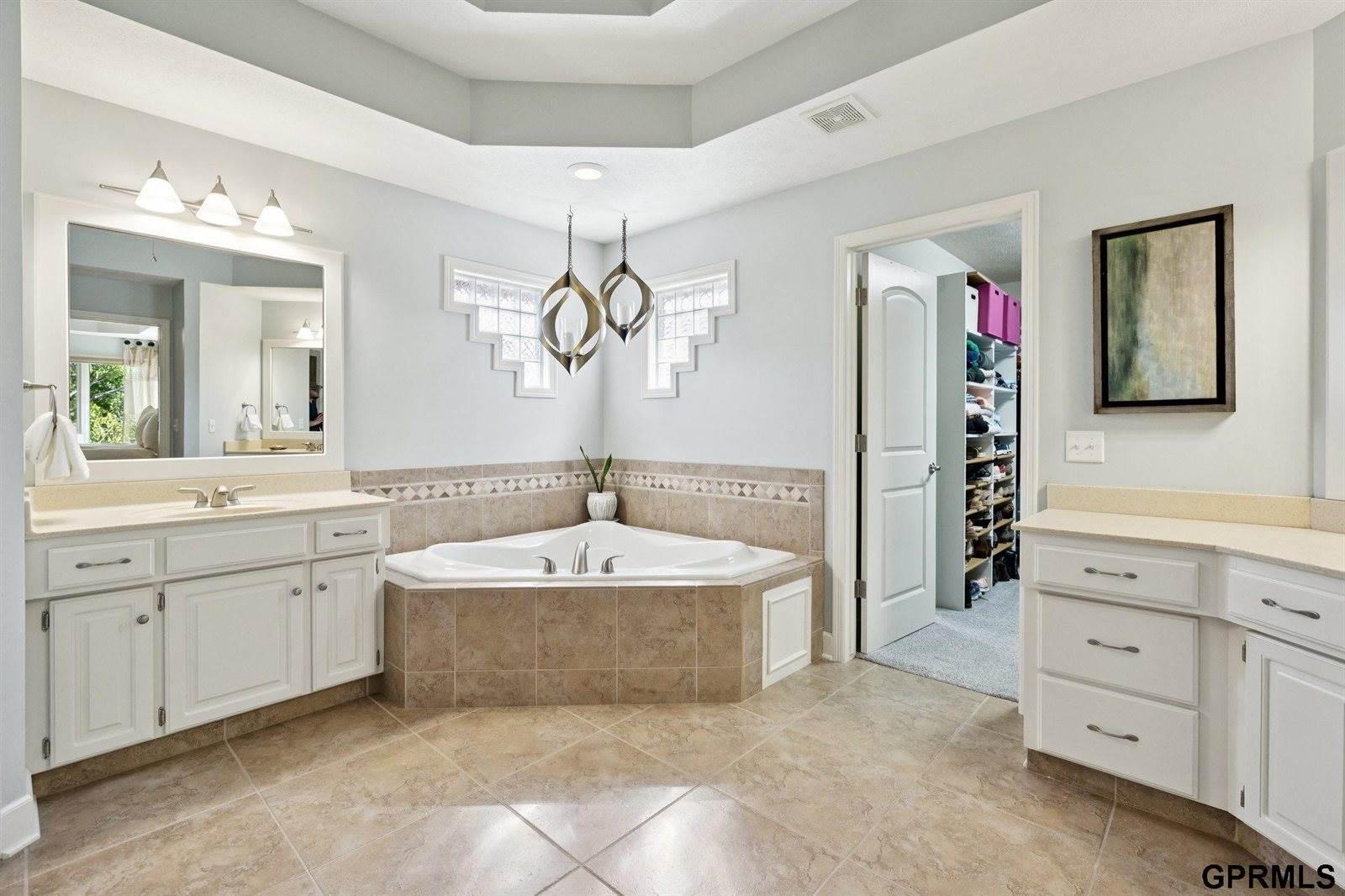 19264 Woolworth Avenue, Omaha, NE 68130