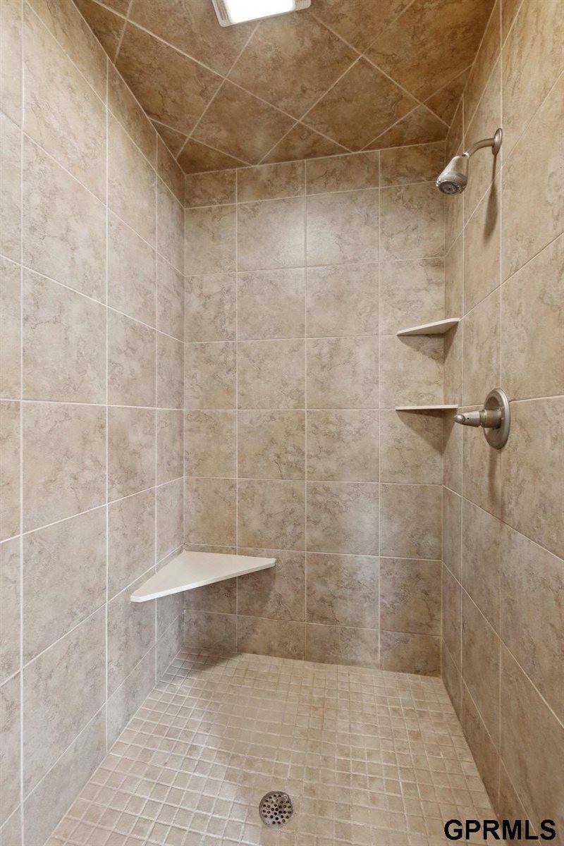 19264 Woolworth Avenue, Omaha, NE 68130