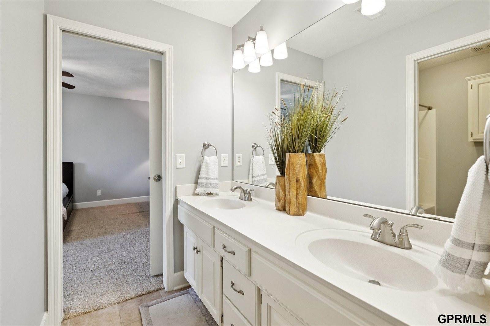 19264 Woolworth Avenue, Omaha, NE 68130