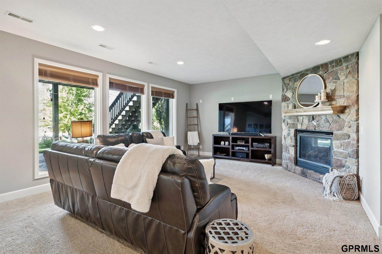 19264 Woolworth Avenue, Omaha, NE 68130