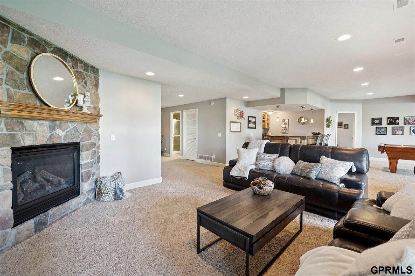 19264 Woolworth Avenue, Omaha, NE 68130