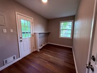 1421 SW McAlister Ave, Topeka, KS 66604