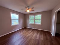 1421 SW McAlister Ave, Topeka, KS 66604