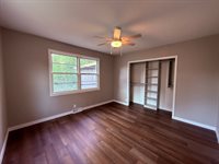 1421 SW McAlister Ave, Topeka, KS 66604