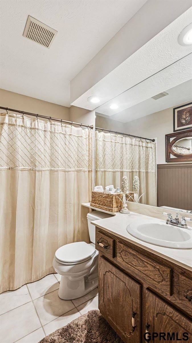 1004 Berkley Avenue, Papillion, NE 68046