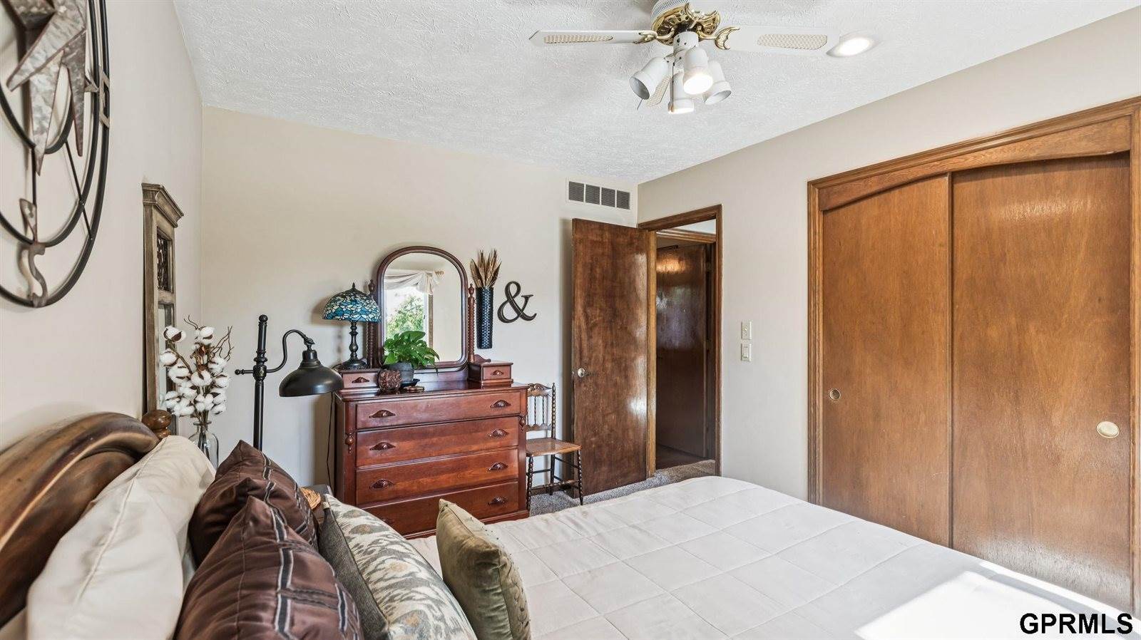 1004 Berkley Avenue, Papillion, NE 68046