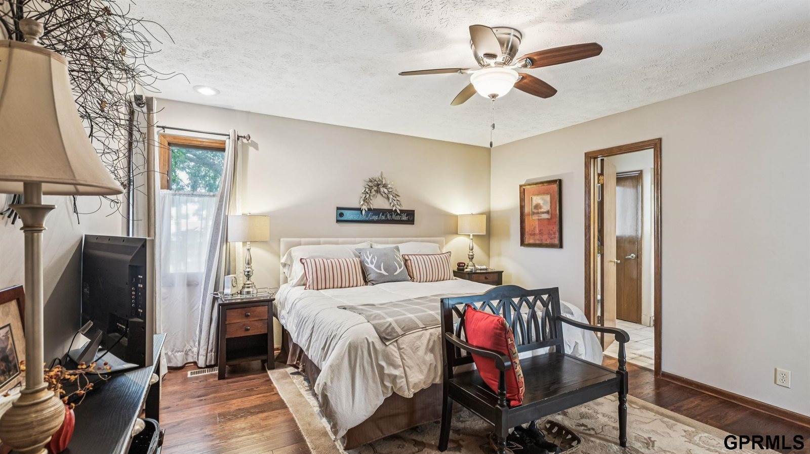 1004 Berkley Avenue, Papillion, NE 68046