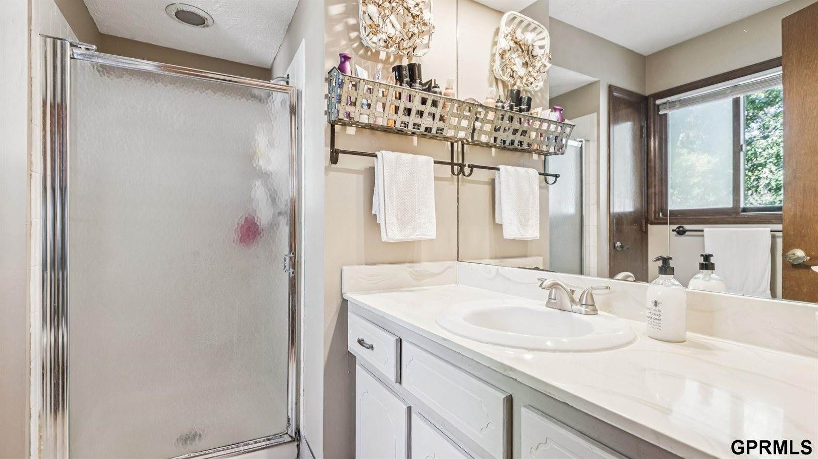 1004 Berkley Avenue, Papillion, NE 68046