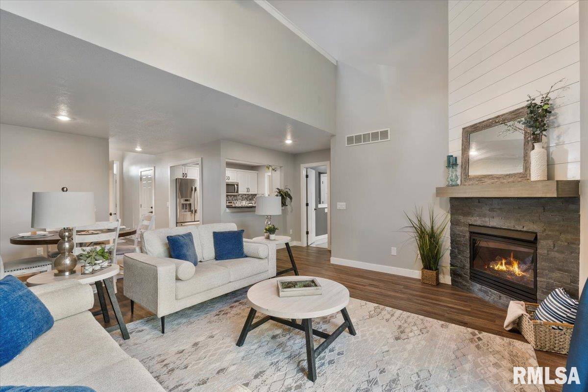 354 Country Club Court, Eldridge, IA 52748