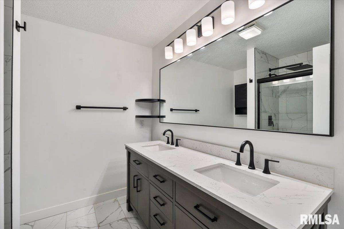 354 Country Club Court, Eldridge, IA 52748