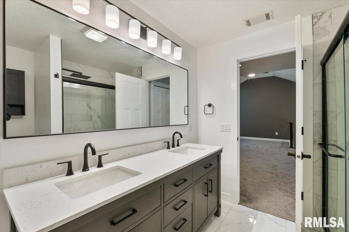 354 Country Club Court, Eldridge, IA 52748