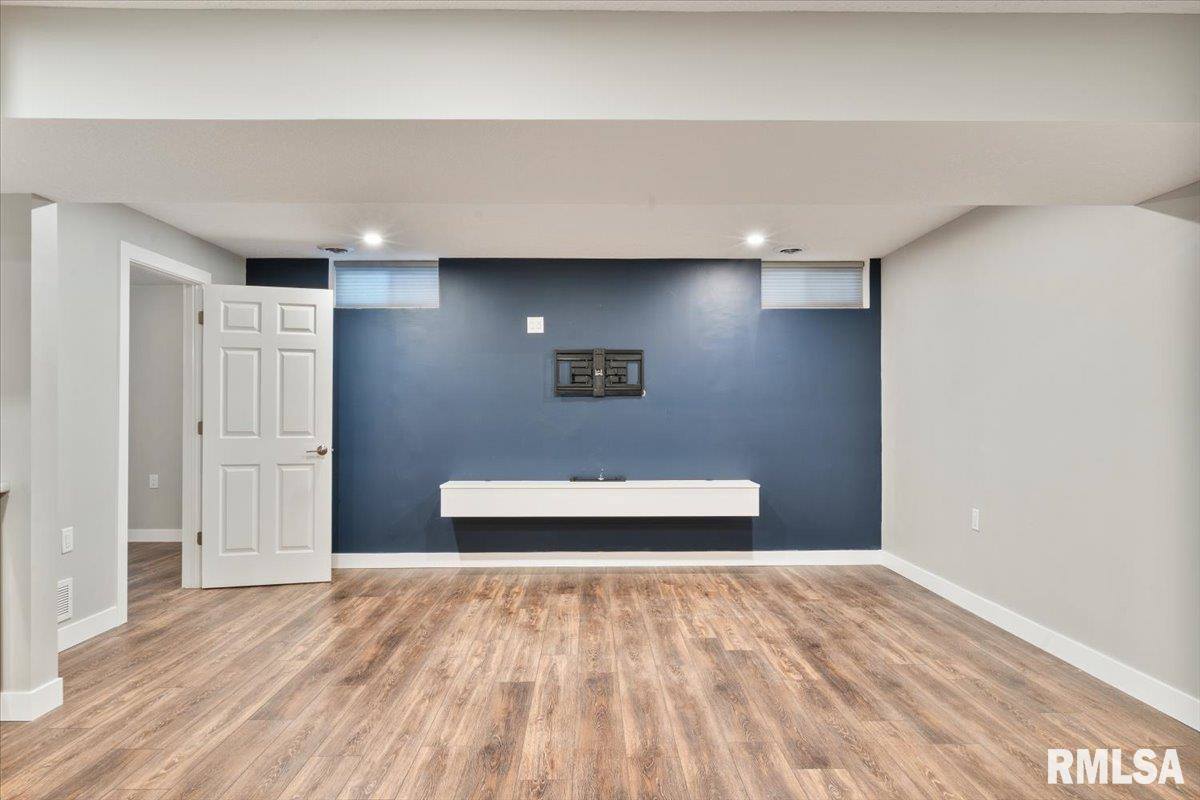 354 Country Club Court, Eldridge, IA 52748