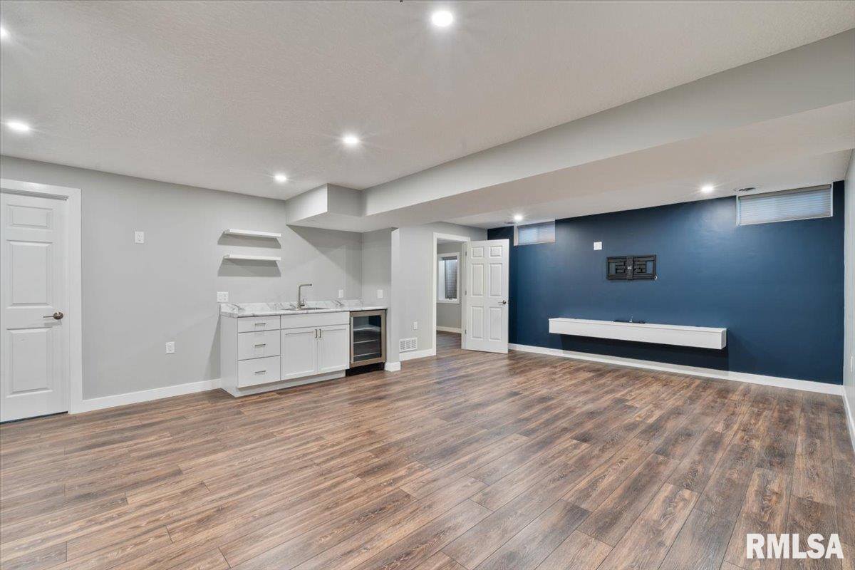 354 Country Club Court, Eldridge, IA 52748