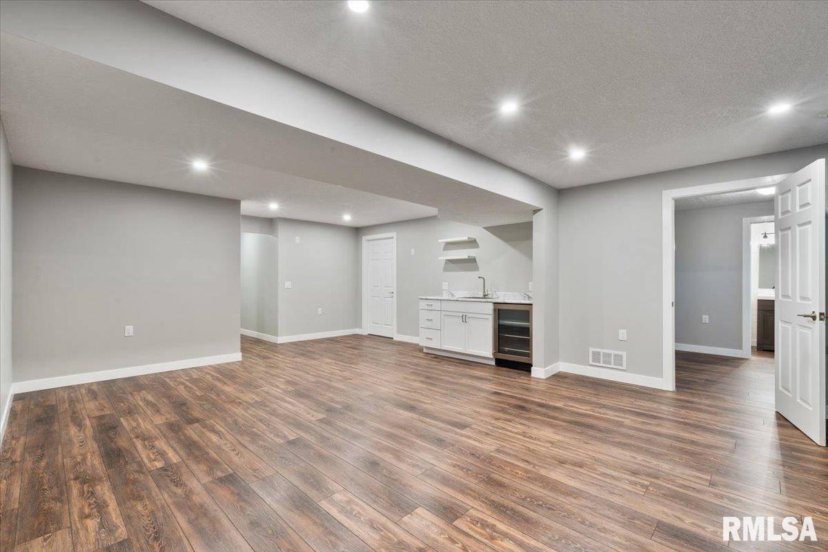 354 Country Club Court, Eldridge, IA 52748