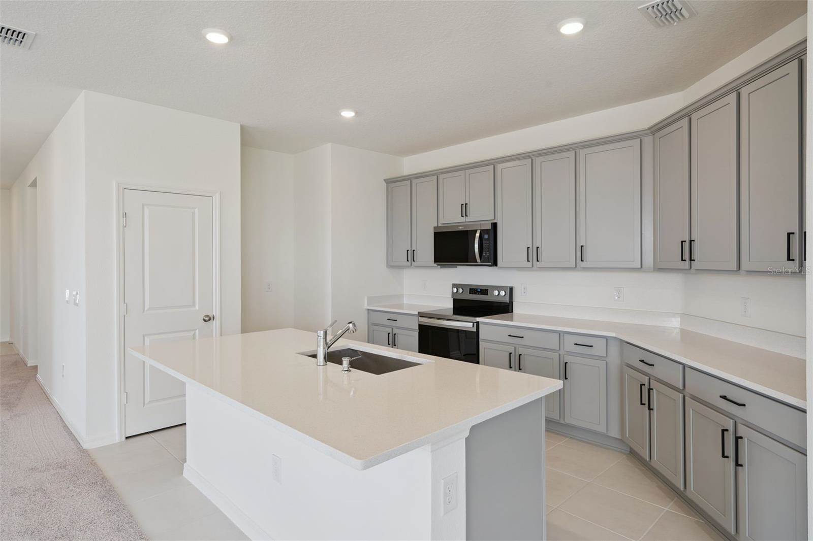 338 Ridgemark Avenue, Groveland, FL 34736