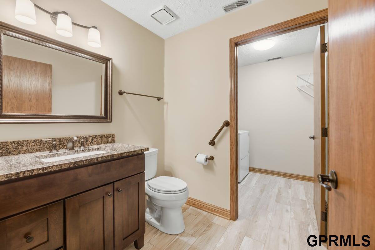 15921 Nottingham Drive, Omaha, NE 68118