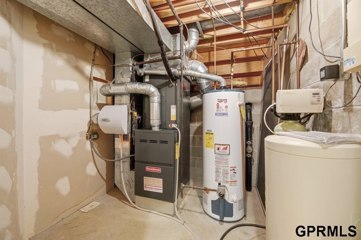 15921 Nottingham Drive, Omaha, NE 68118