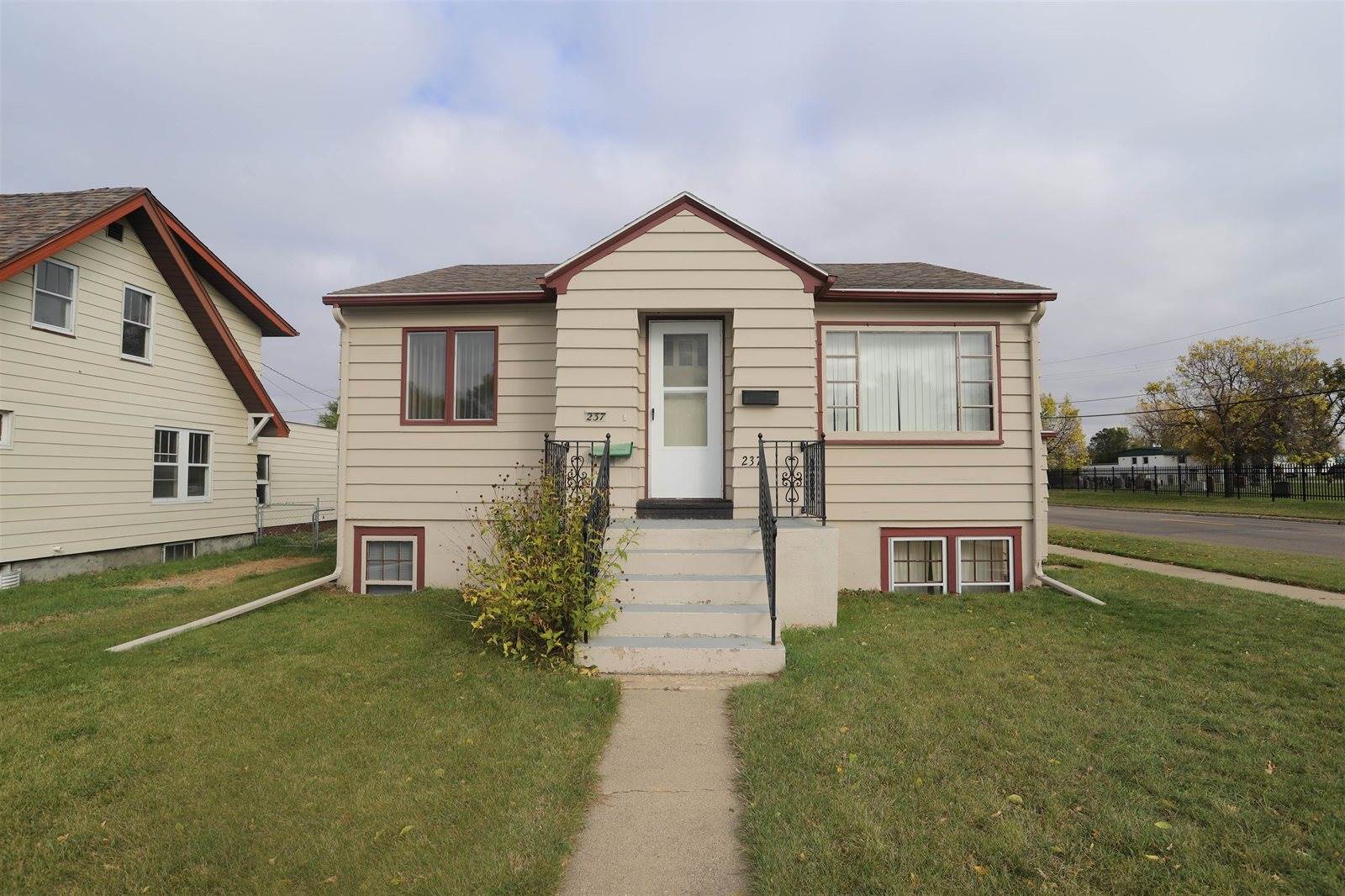237 12th AV SE, Minot, ND 58701