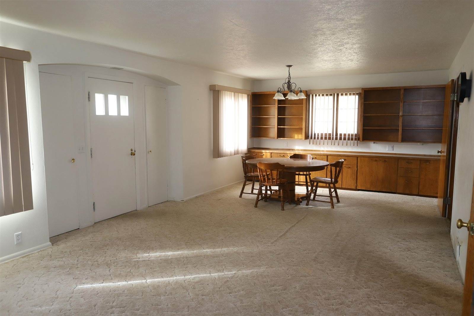 237 12th AV SE, Minot, ND 58701