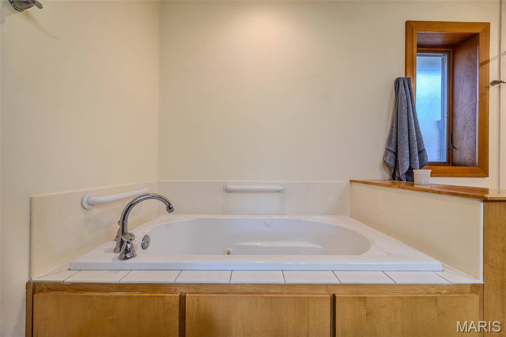 23643 Red Hawk Drive, Lebanon, MO 65536