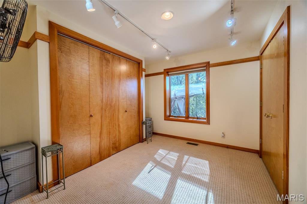 23643 Red Hawk Drive, Lebanon, MO 65536