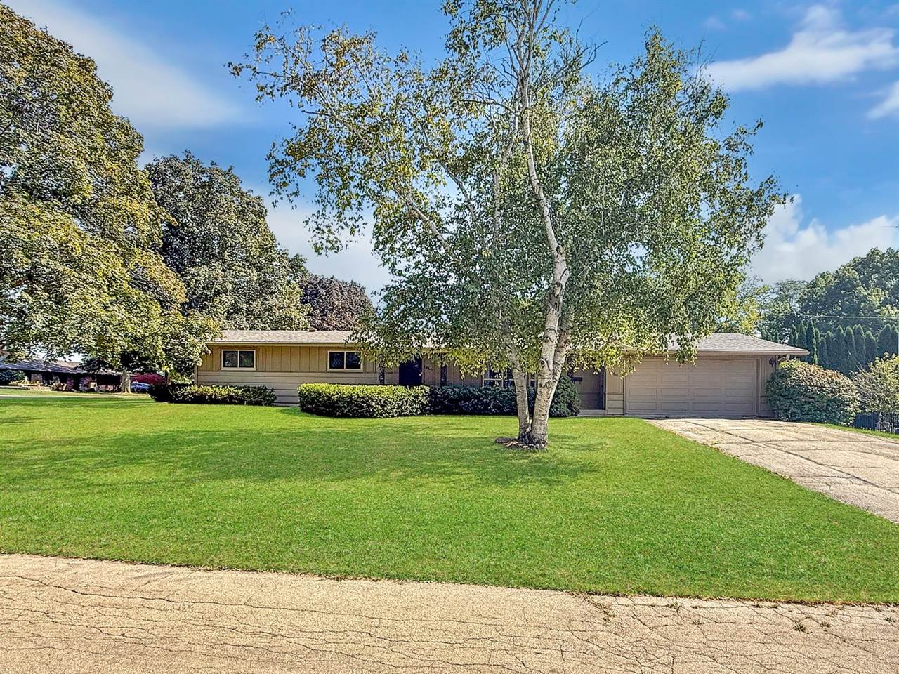 1460 Bolkinwood Drive, Freeport, IL 61032