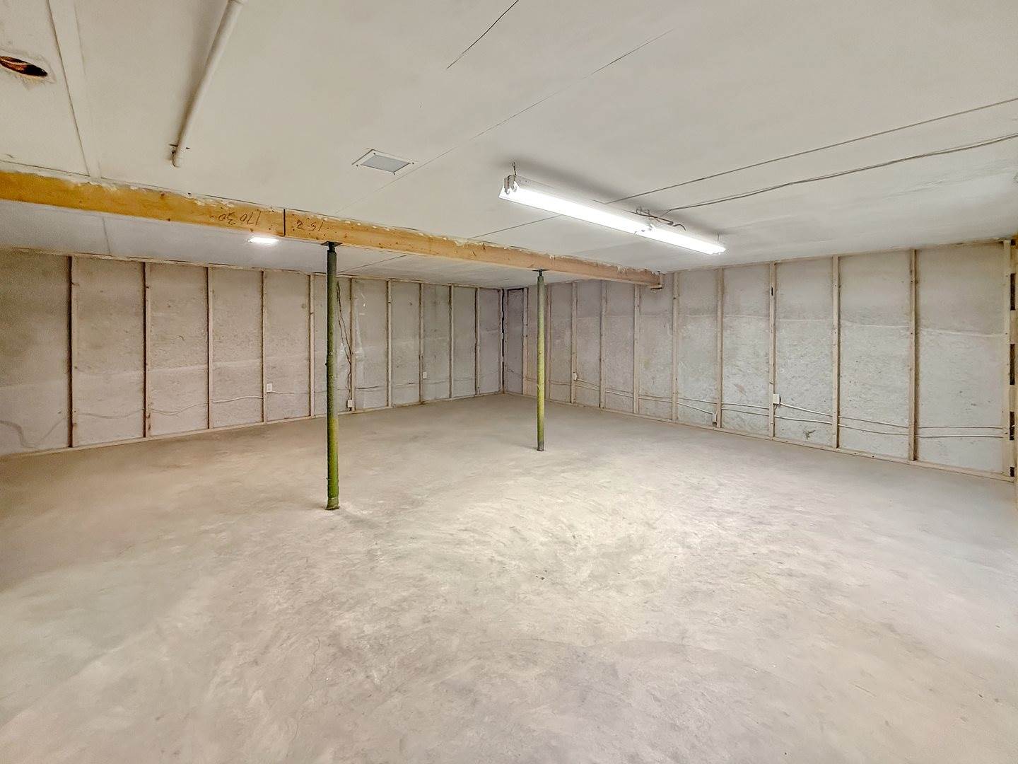 1460 Bolkinwood Drive, Freeport, IL 61032