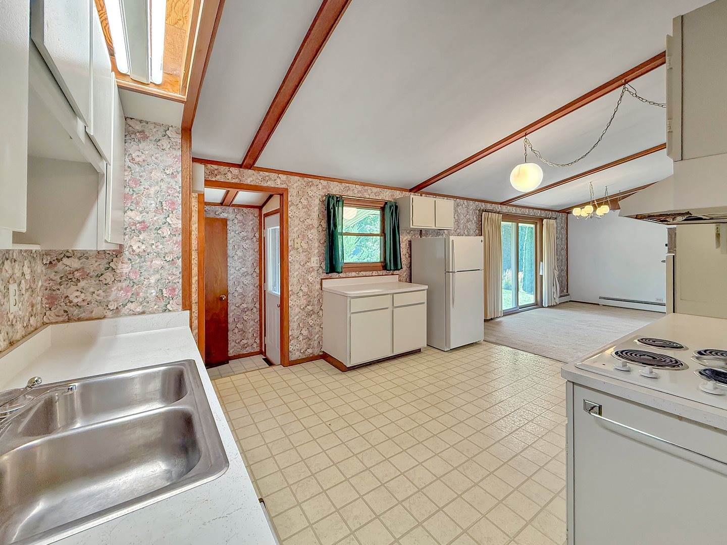 1460 Bolkinwood Drive, Freeport, IL 61032