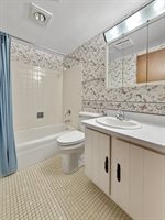 1460 Bolkinwood Drive, Freeport, IL 61032