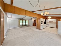 1460 Bolkinwood Drive, Freeport, IL 61032