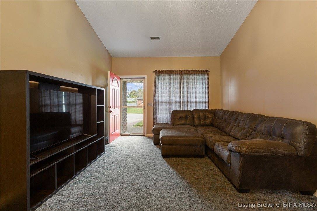 951 York Road, Scottsburg, IN 47170