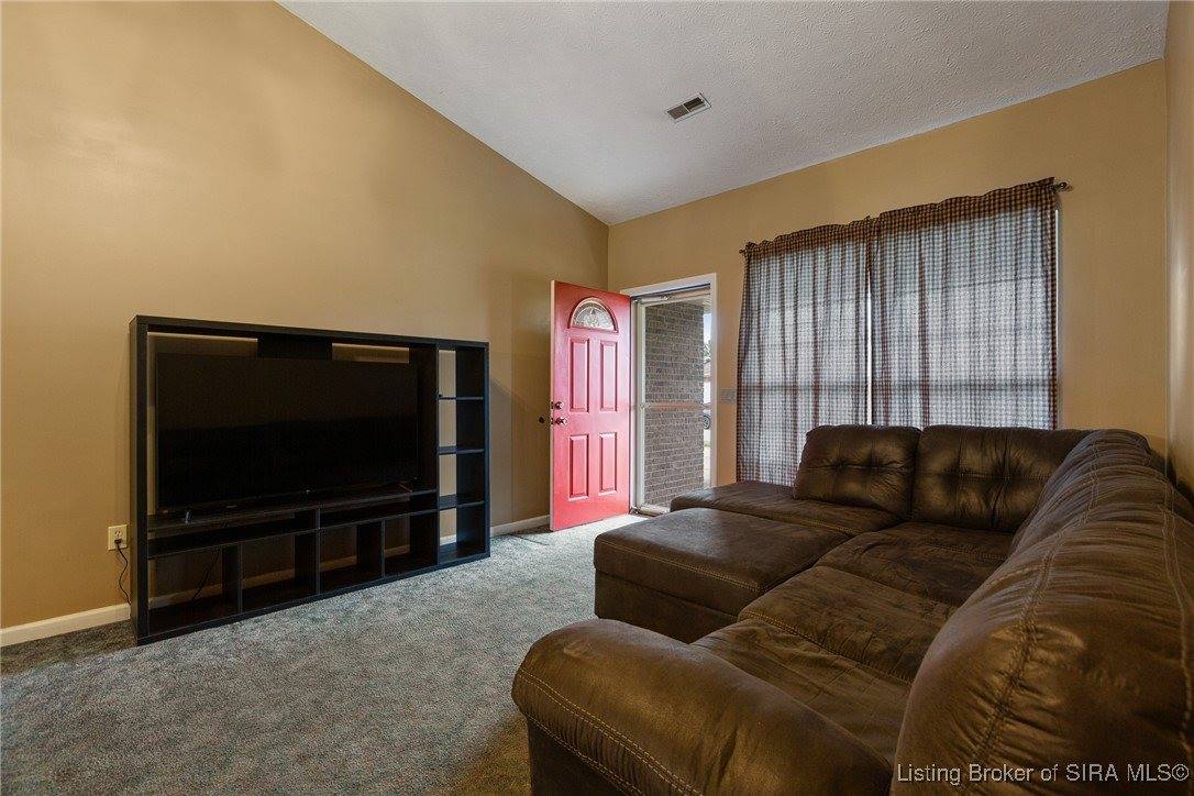 951 York Road, Scottsburg, IN 47170