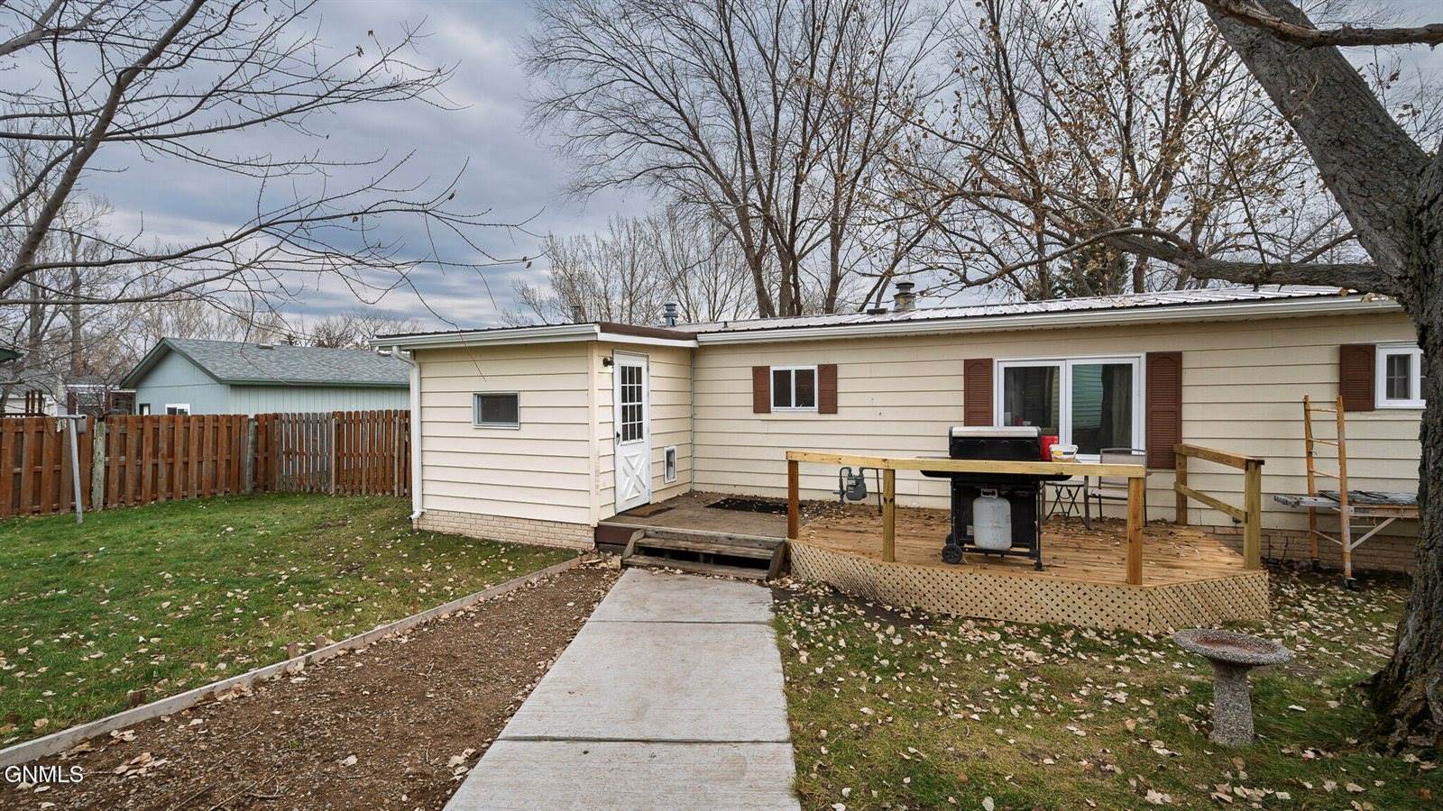 1232 Custer Drive, Washburn, ND 58577