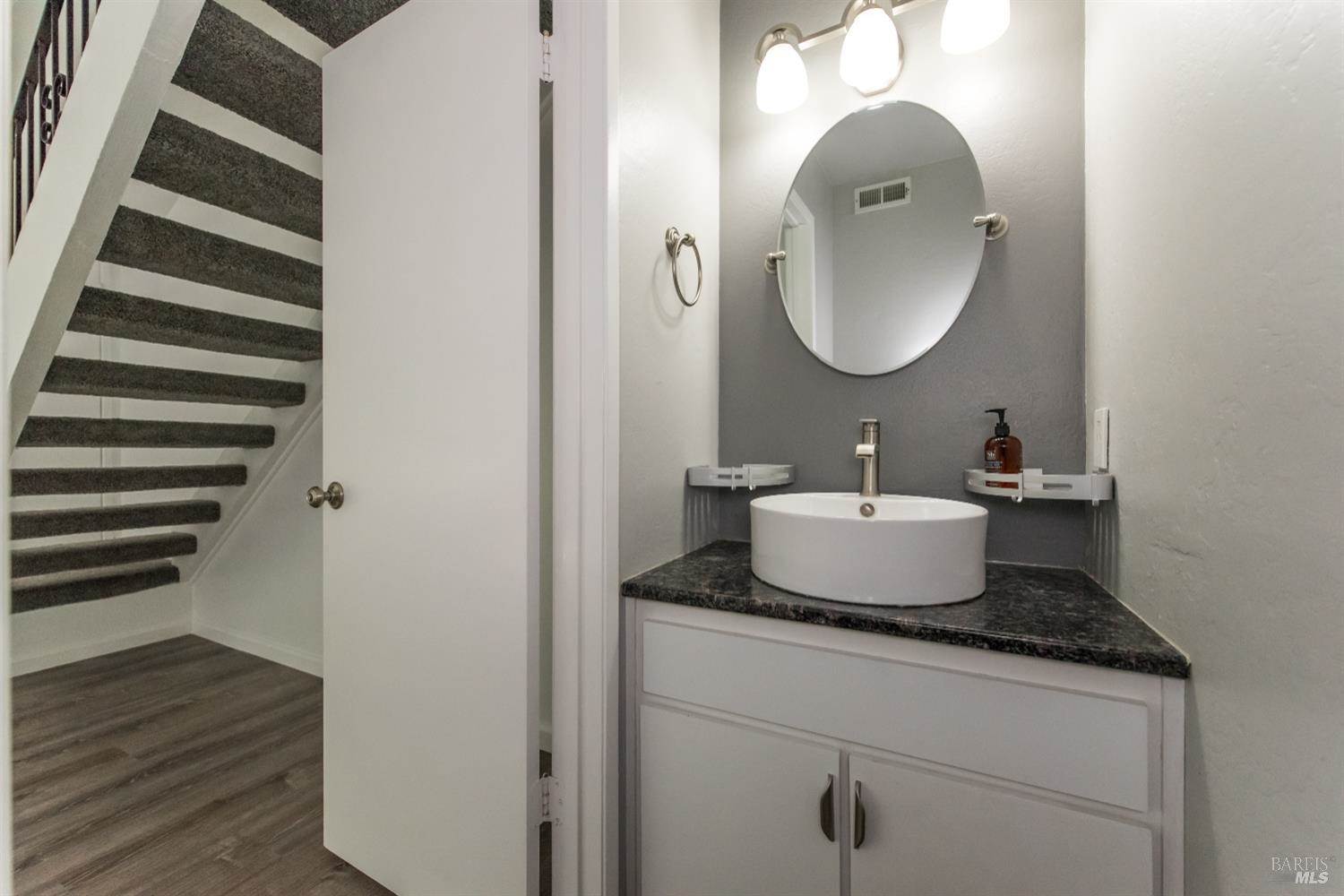 374 Gate Way, Santa Rosa, CA 95401