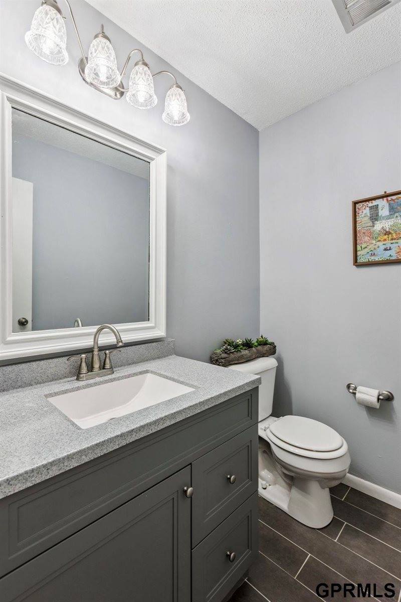 15355 Mason Plaza, Omaha, NE 68154