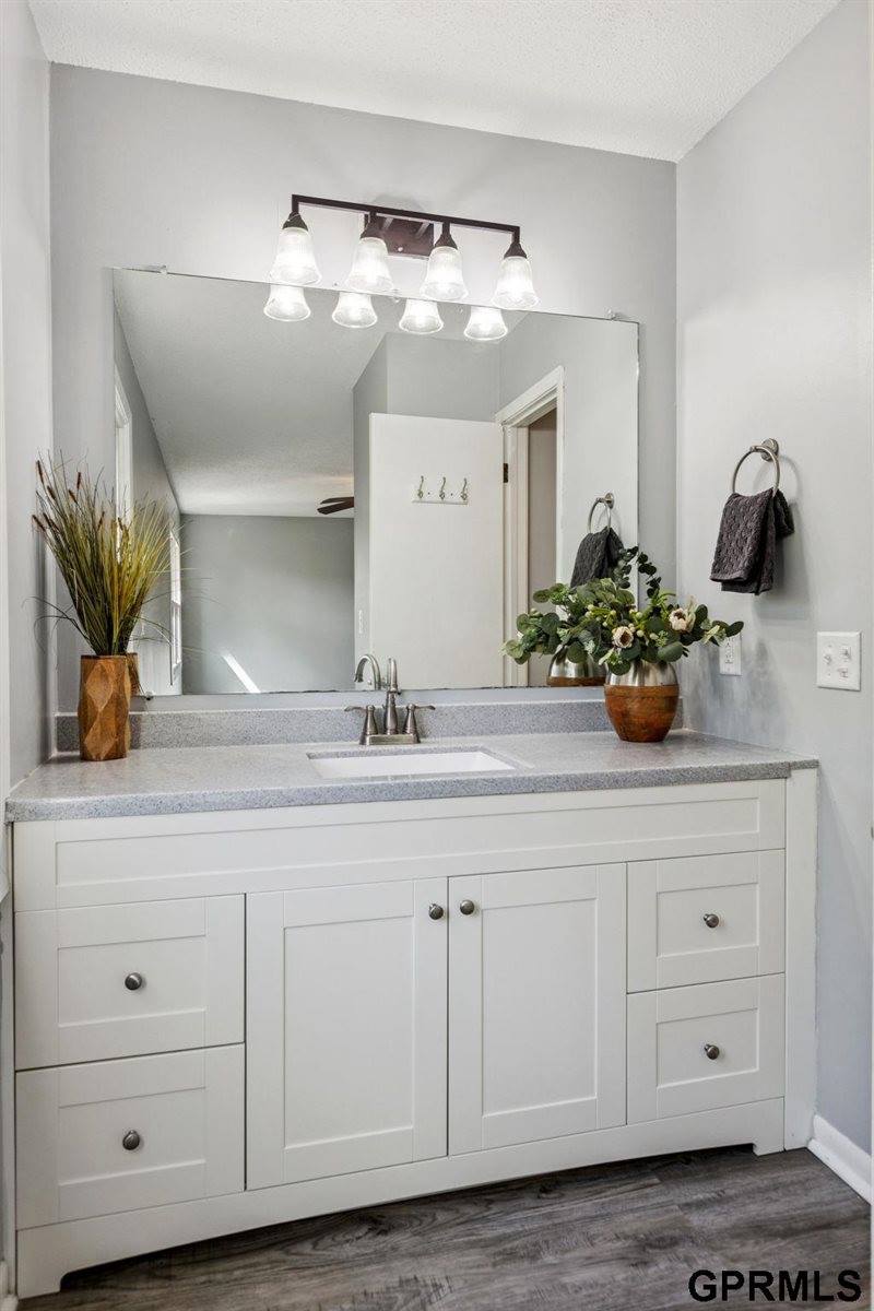 15355 Mason Plaza, Omaha, NE 68154