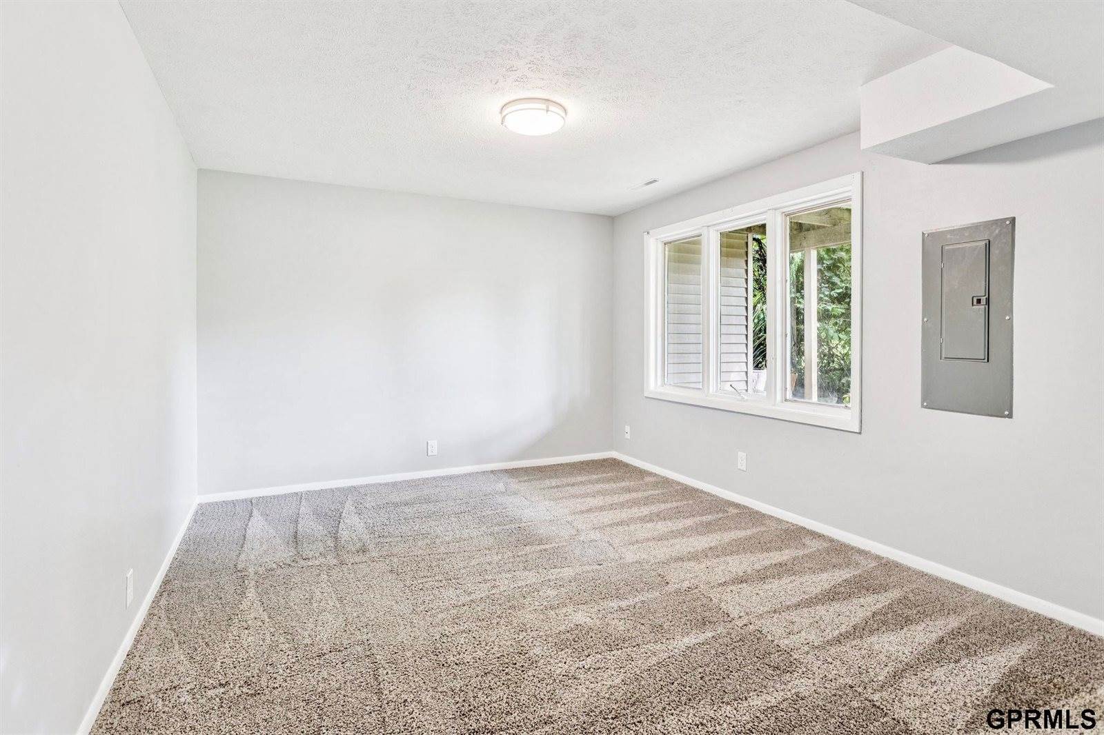 15355 Mason Plaza, Omaha, NE 68154