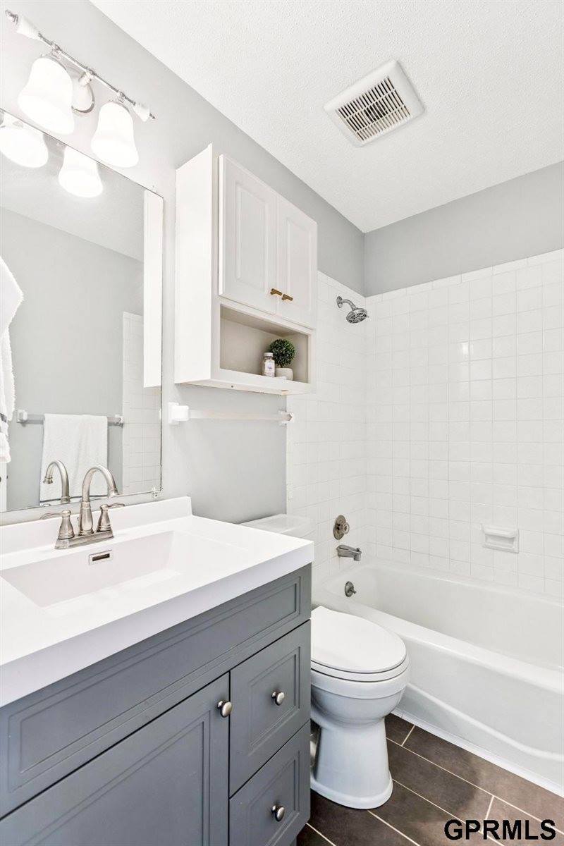 15355 Mason Plaza, Omaha, NE 68154