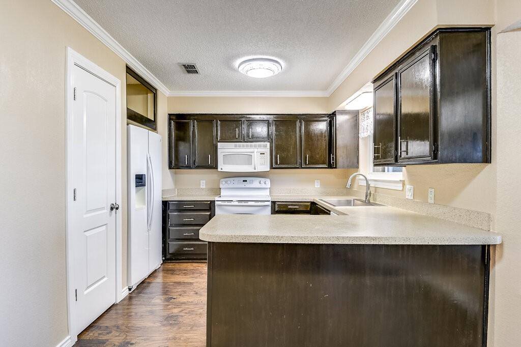 630 Barkridge Trail, Burleson, TX 76028